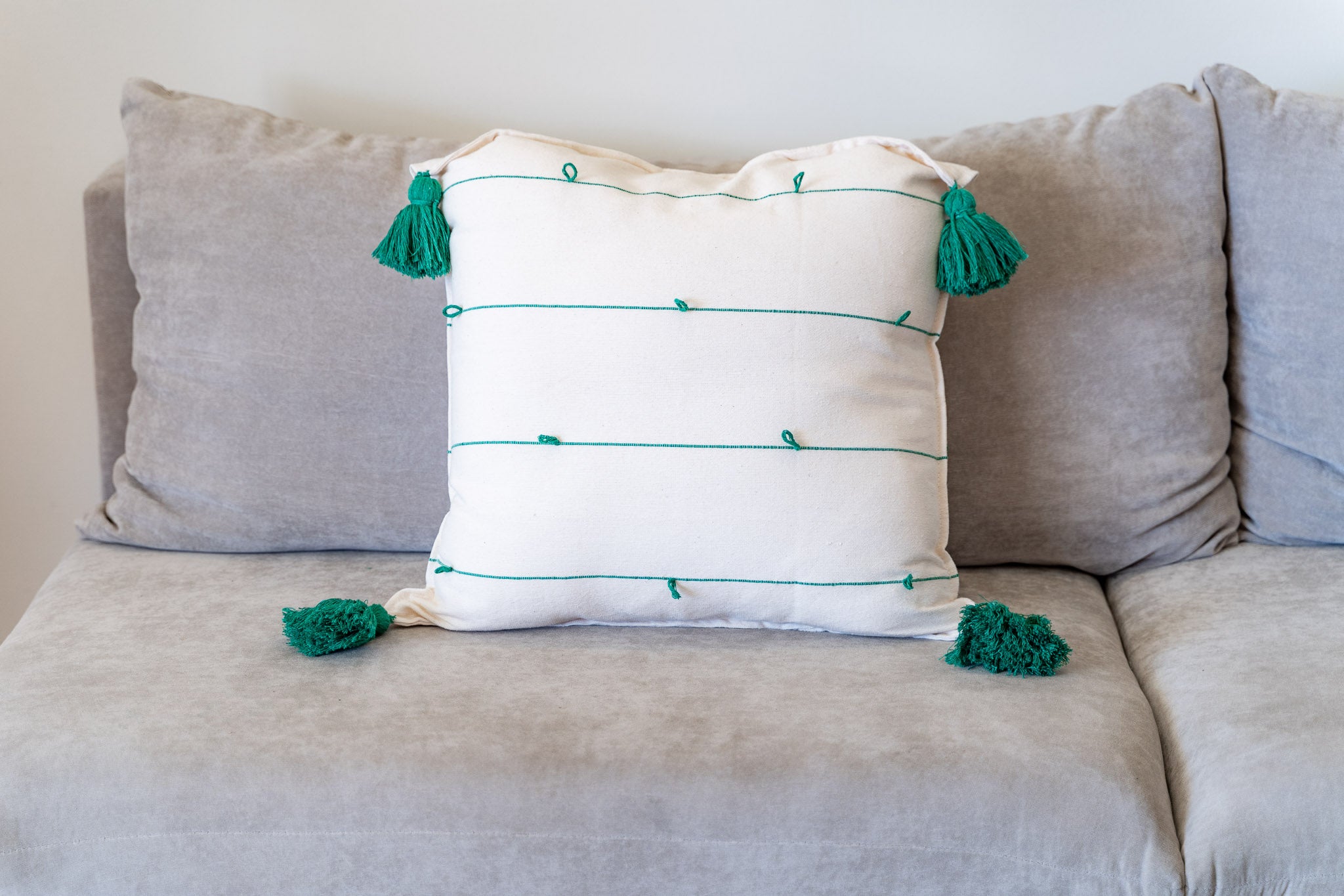 Green Bandera Globos Throw Pillow