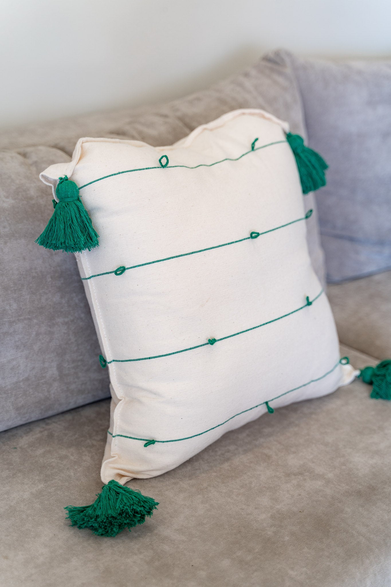 Green Bandera Globos Throw Pillow