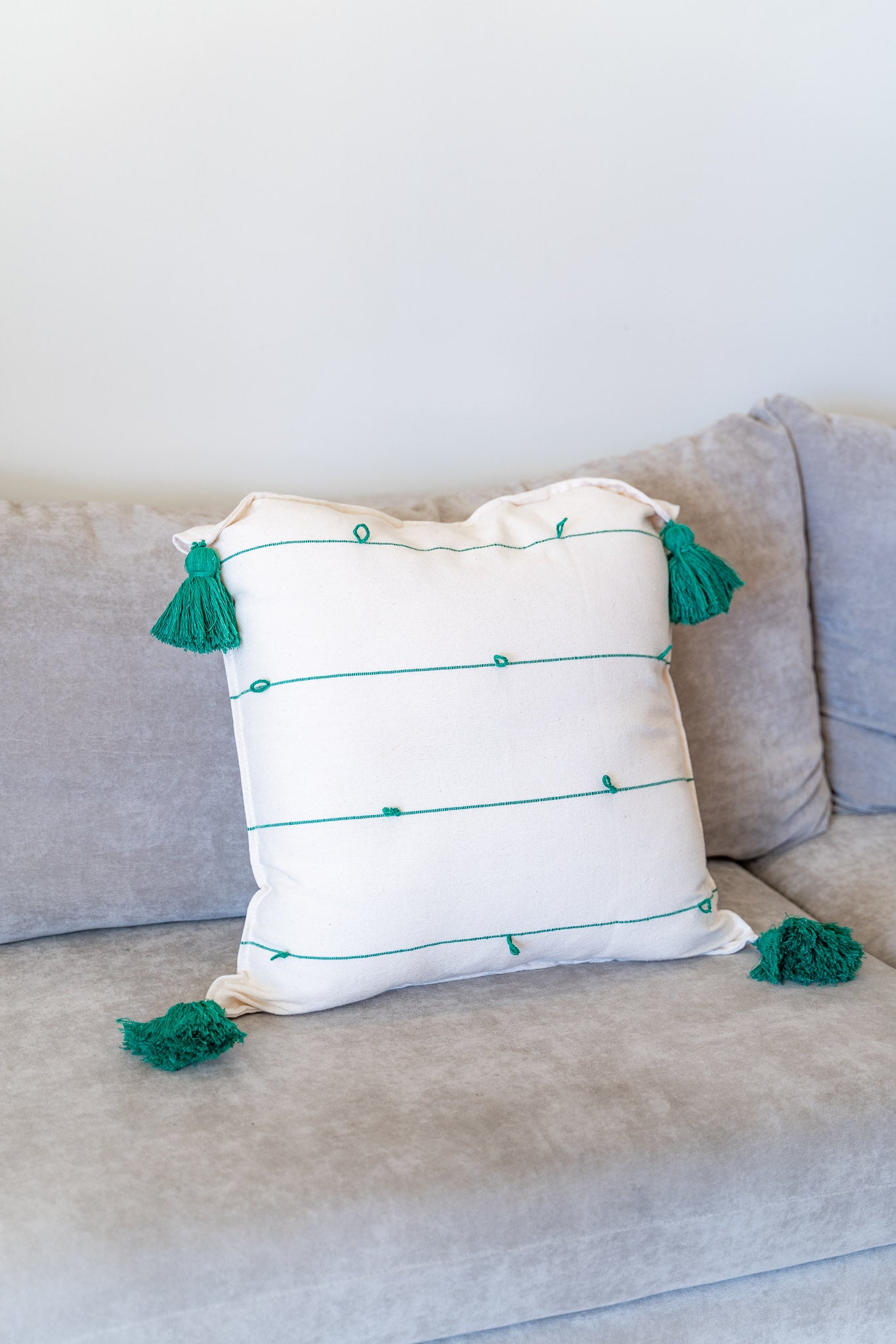 Green Bandera Globos Throw Pillow