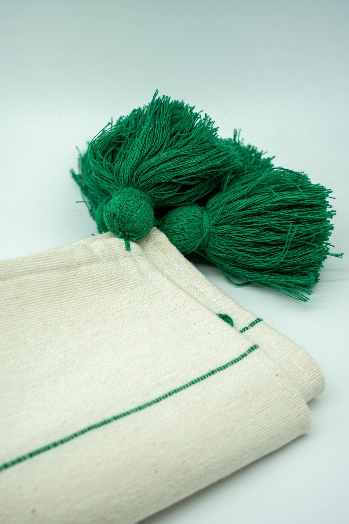 Green Bandera Globos Throw Pillow